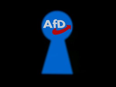 Ein Schlüsselloch mit AfD-Logo.