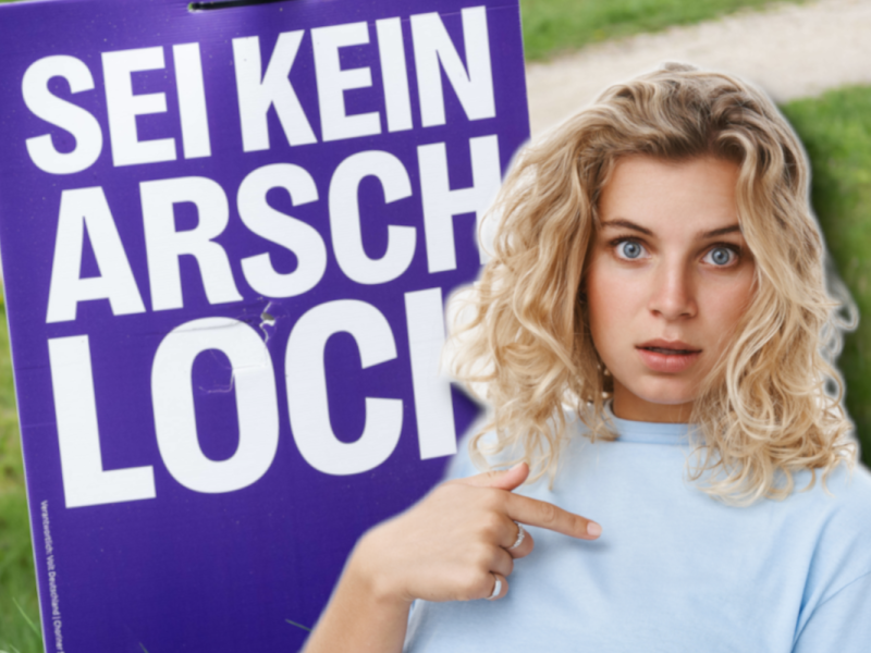 „Arschloch“-Plakate zur Europawahl: Passanten bleiben sofort stehen und schauen hin