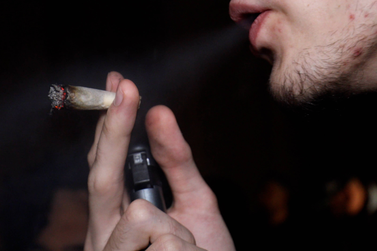 Ein Mann zieht an einem Cannabis-Joint. (Symbolbild)