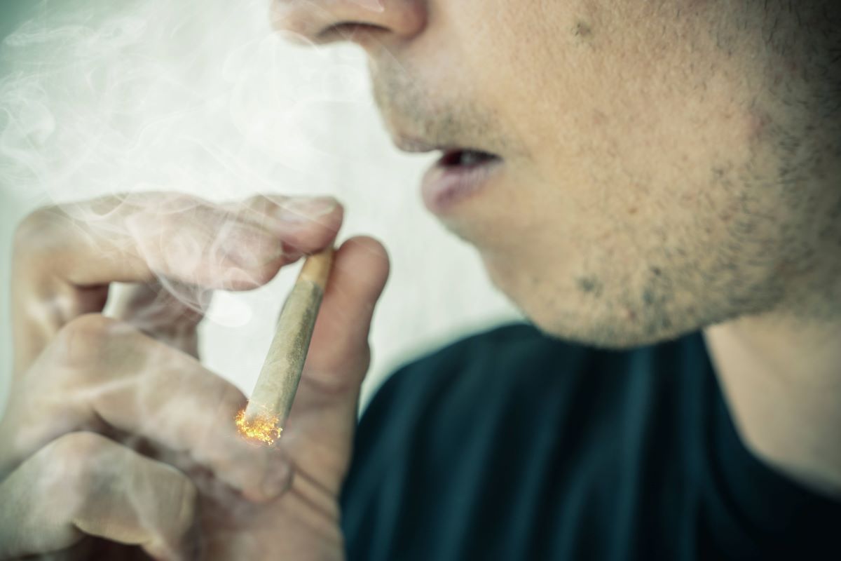Ein Mann konsumiert einen Cannabis-Joint (Symbolbild).