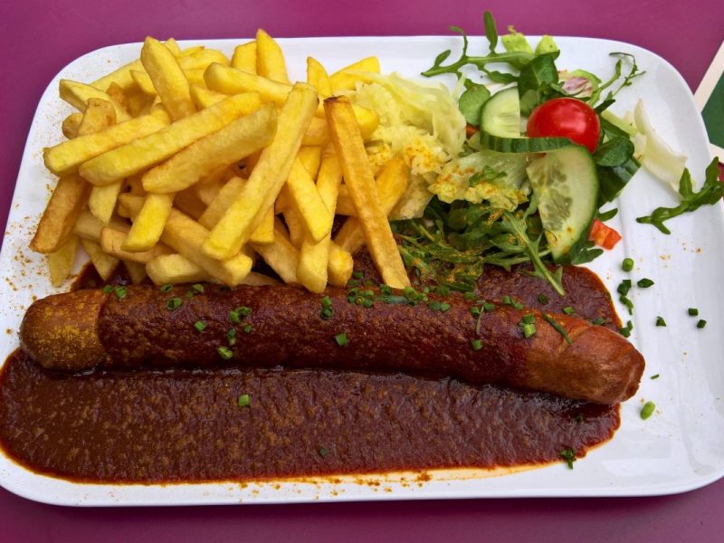 Duisburg: Restaurant bietet jetzt Currywurst an – beim Preis schlackern Kunden die Ohren: „Da hört es bei mir auf“