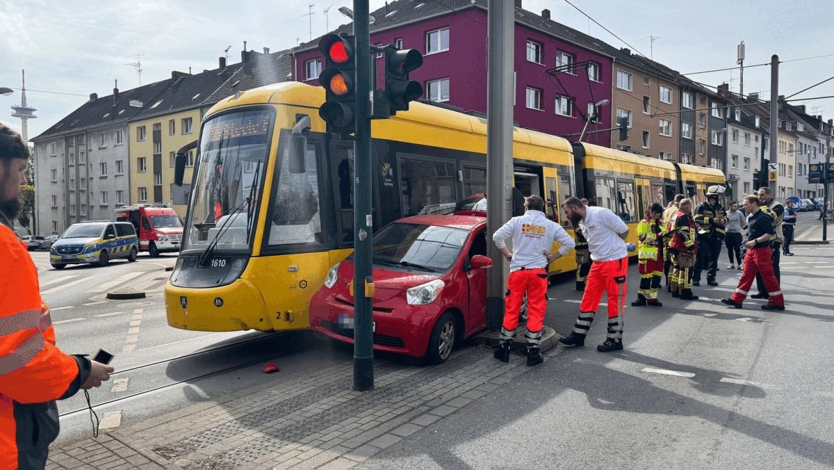 In Essen kam es zu einem Unfall zwischen einem Pkw und einer Straßenbahn.