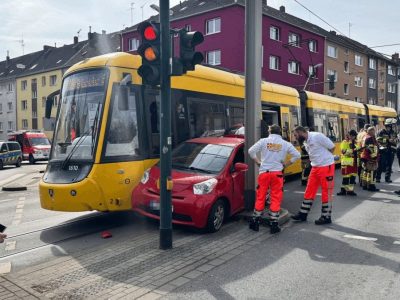 In Essen kam es zu einem Unfall zwischen einem Pkw und einer Straßenbahn.