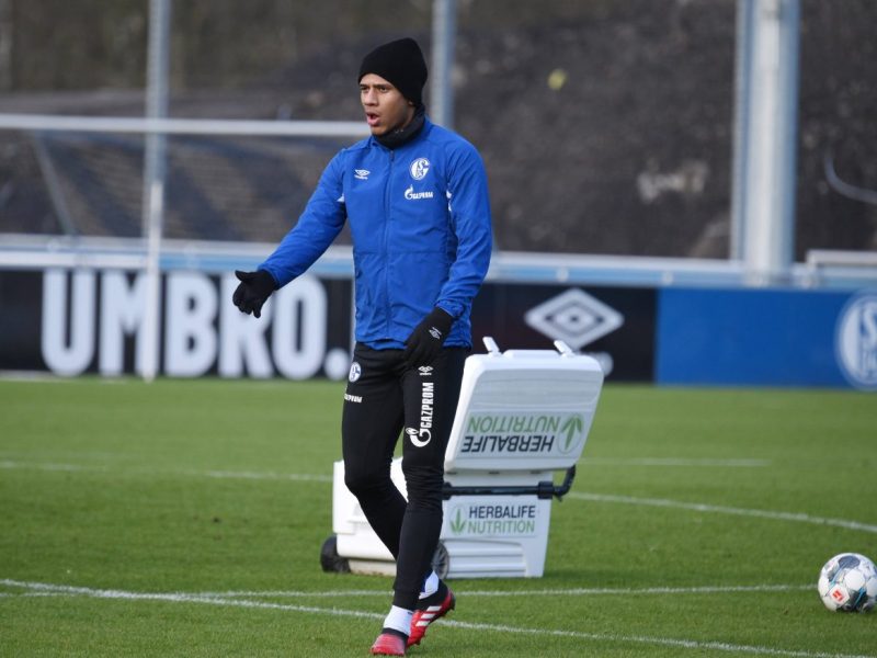Beim FC Schalke 04 floppte er komplett: Jetzt bahnt sich um Ex-Spieler ein Hammer an