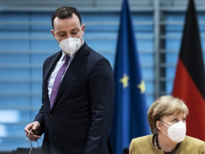 Jens Spahn und Angela Merkel mit Maske