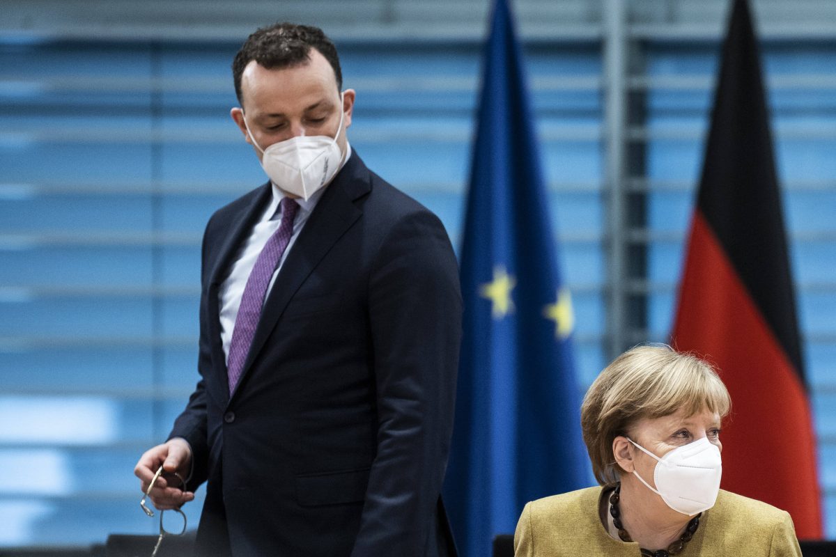 Jens Spahn und Angela Merkel mit Maske