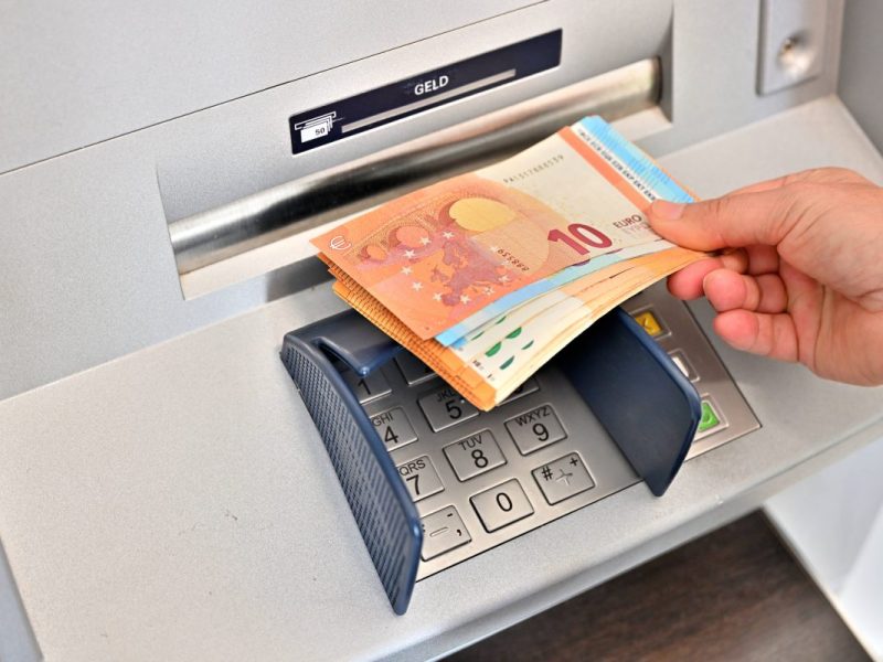 Bankkunde hebt 3.600 Euro ab – danach dreht sich ihm der Magen um