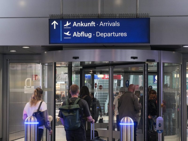 Flughafen Düsseldorf & Köln/Bonn: Schlechte Nachrichten – Urlauber schauen genau hin