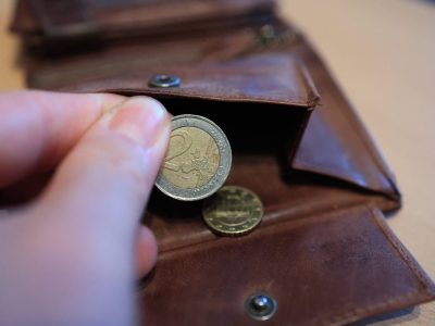 Hast du vielleicht eine der gefälschten Zwei-Euro-Münzen, die derzeit die Runde machen, im Geldbeutel?
