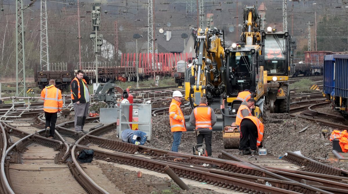 Die Deutsche Bahn hat nach Bauarbeiten an einer NRW-Strecke einen bitteren Fund gemacht. (Archivfoto)