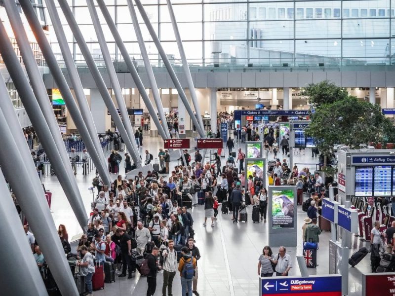 Flughafen Düsseldorf: Passagiere machen immer wieder diesen Fehler – jetzt greifen Mitarbeiter durch!