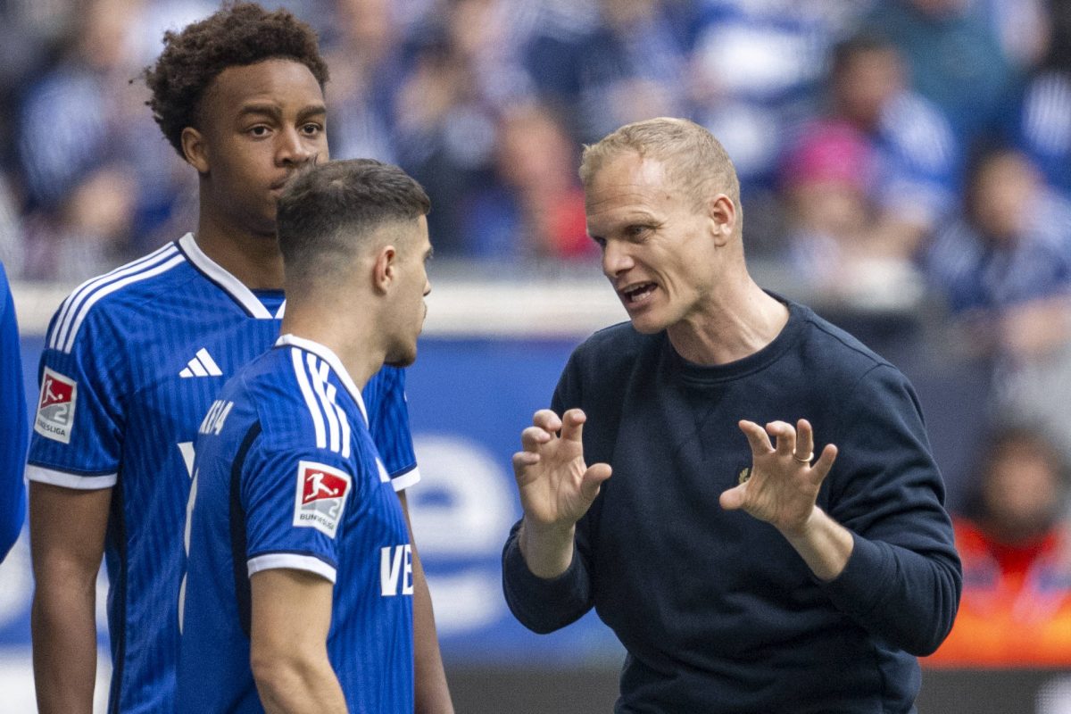 Trainer Karel Geraerts diskutiert mit den Spielern des FC Schalke 04.