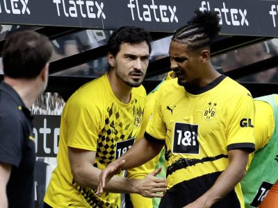 Borussia Dortmund: Mats Hummels klatscht mit Sebastien Haller ab.