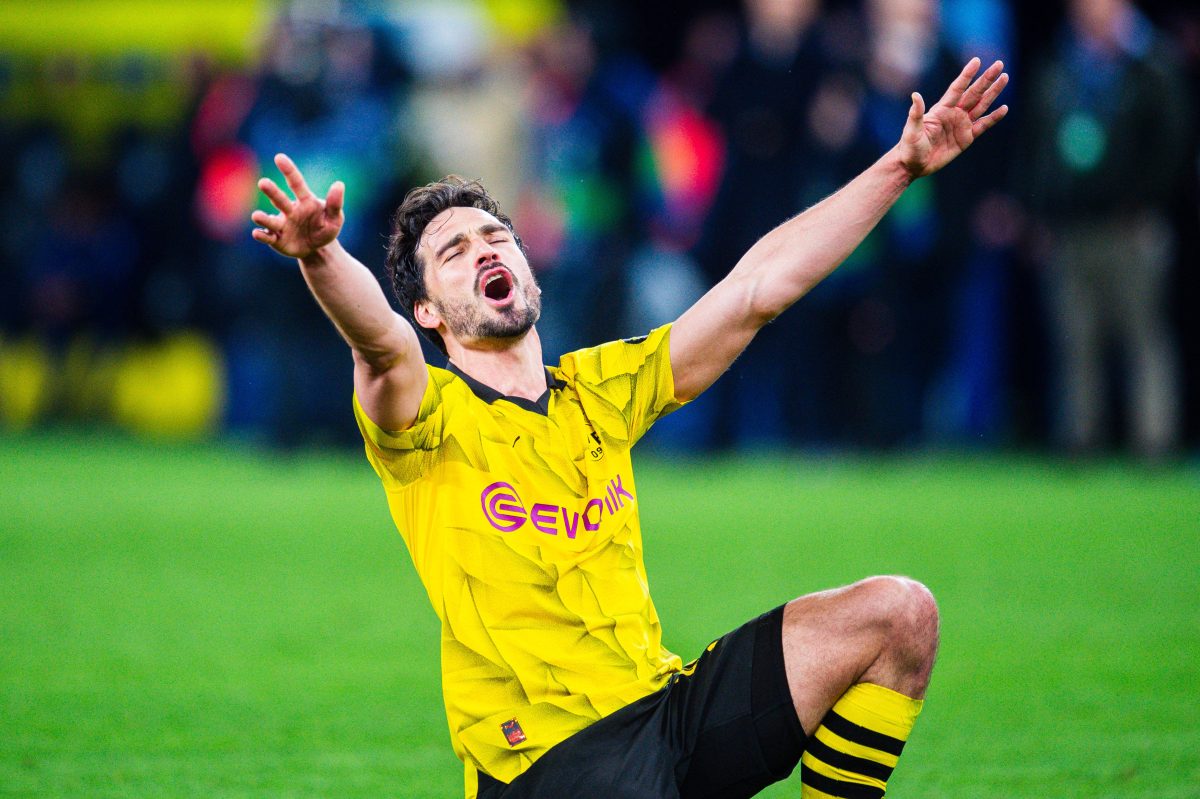 Borussia Dortmunds Innenverteidiger Mats Hummels sinkt jubelnd zu Boden.