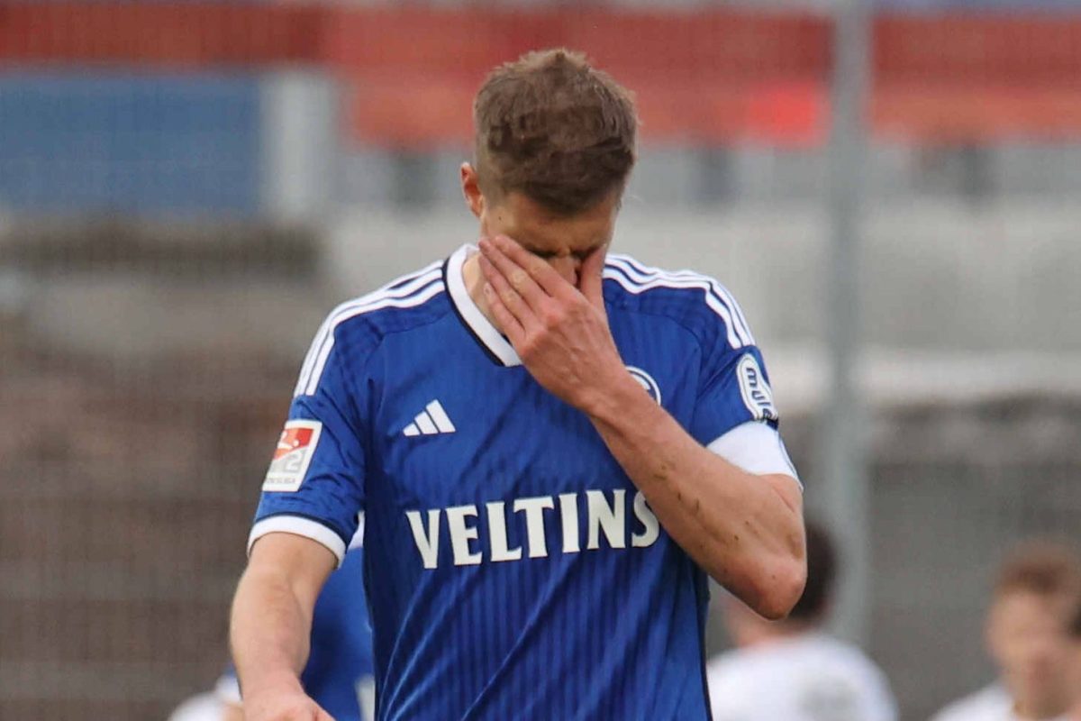 Simon Terodde, Kapitän des FC Schalke 04. schaut enttäuscht.