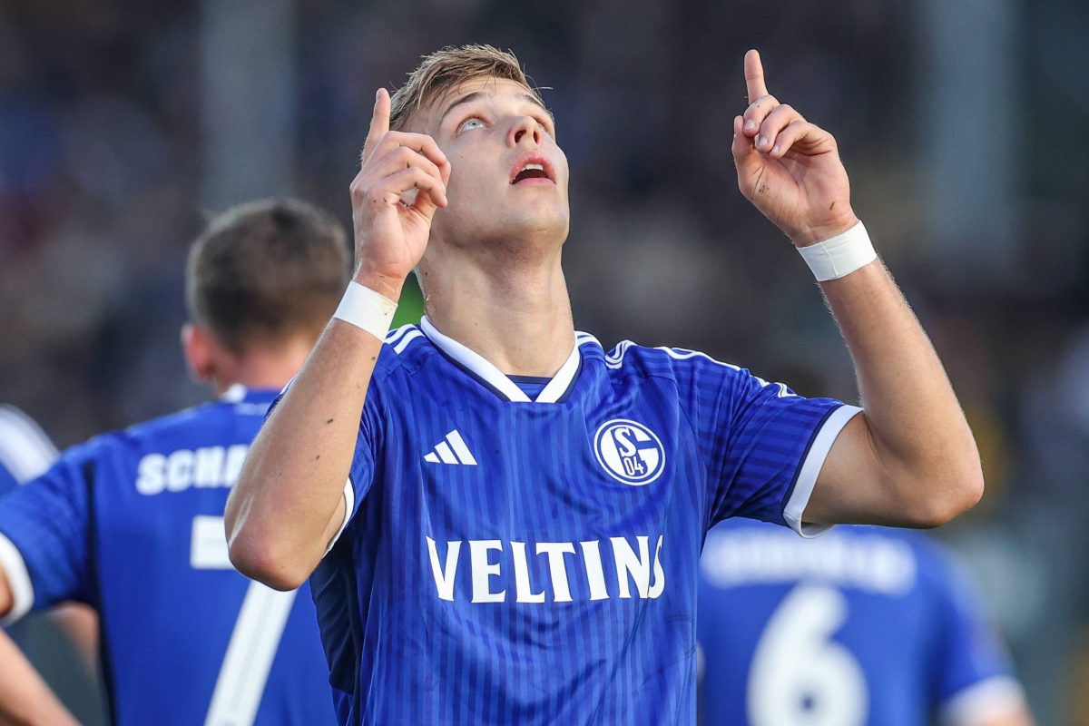 Keke Topp vom FC Schalke 04 bejubelt seinen Treffer.
