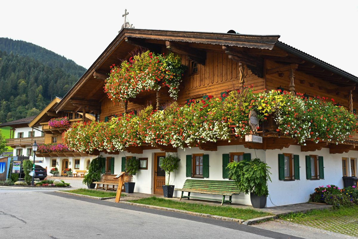 Maibaum kracht auf „Bergdoktor“-Gasthaus – Junge schwer verletzt