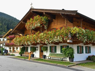 Drama in Tirol: Am Dienstagmittag (30. April) stürzte ein Maibaum auf das Gasthaus des "Bergdoktors". Ein Junge wurde dabei schwer verletzt.