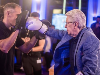 Er kämpft mit Boxhandschuhen gegen Parkinson. Jetzt spricht die ZDF-Legende Frank Elstner über die Herausforderungen seiner Erkrankung...