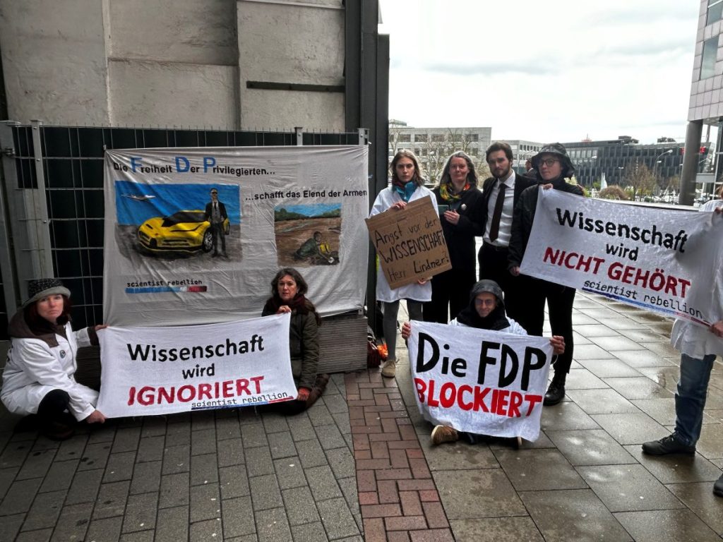 Protestler bei Lindner-Dialog