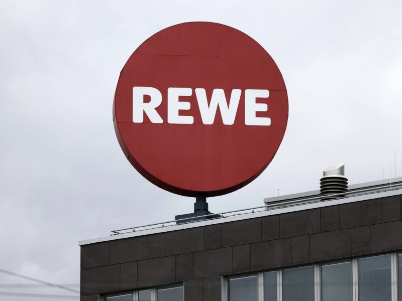 Rewe in NRW: Kunden völlig aus dem Häuschen – plötzlich steht ER vor ihnen