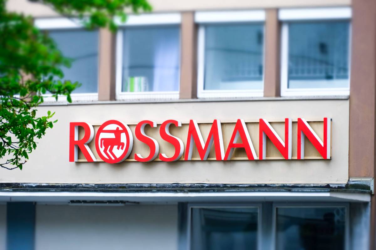 Rossmann Logo an Filiale.