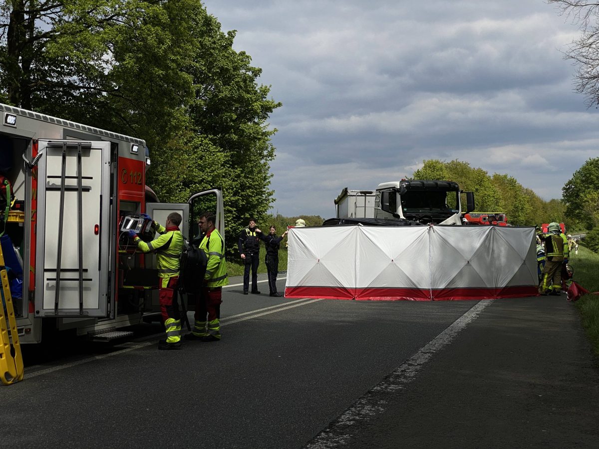 Ruhrgebiet: Tödlicher Unfall auf A43-Zubringer – Sperrung nach Frontal-Zusammenstoß