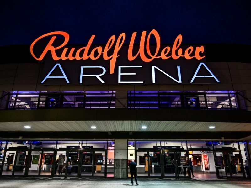 Oberhausen: Schock nach Bühnen-Unfall – Star sagt Konzert in Rudolf-Weber-Arena ab