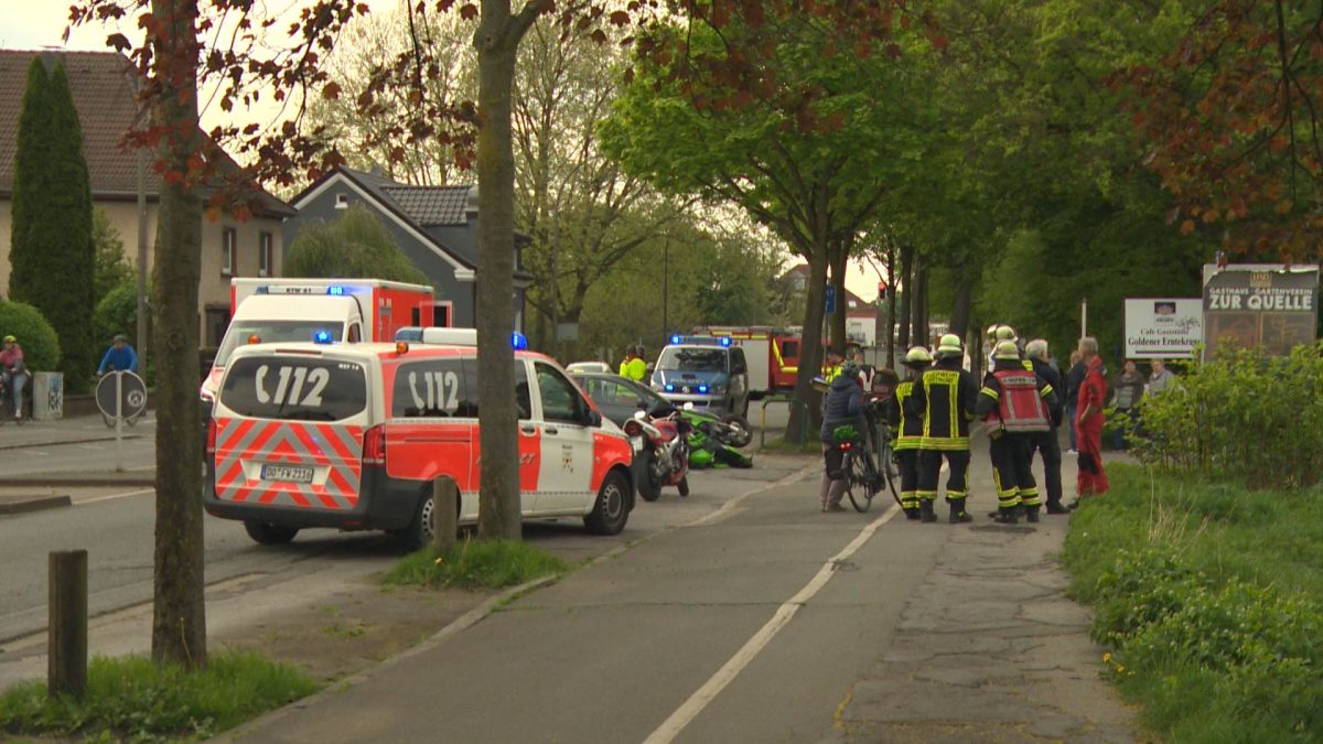 Dortmund. Schwerer Verkehrsunfall nach Zusammenstoß von Kleinwagen und Motorradfahrer.