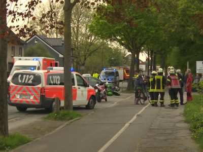 Dortmund. Schwerer Verkehrsunfall nach Zusammenstoß von Kleinwagen und Motorradfahrer.