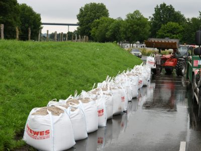Der Saarner Deich in Mülheim musste beim Hochwasser 2021 durch Sandsäcke unterstützt werden.
