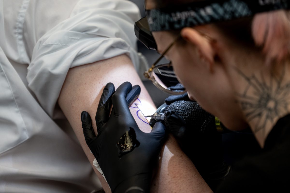 Zahlreiche Abgeordnete lassen sich im Bundestag ein Tattoo stechen.