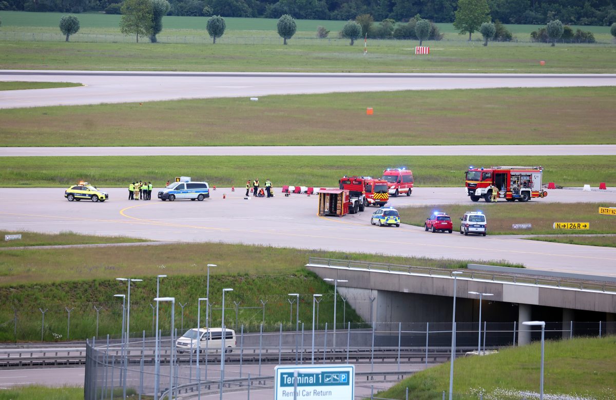 Flughafen München: Klimakleber blockieren Rollfeld ++ Airport lahmgelegt