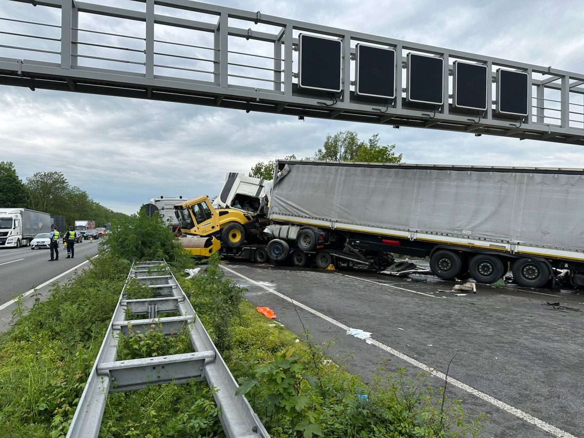 A1 im Ruhrgebiet: Heftiger Crash auf Autobahn! Zwei Verletzte – Vollsperrung bis zum Abend
