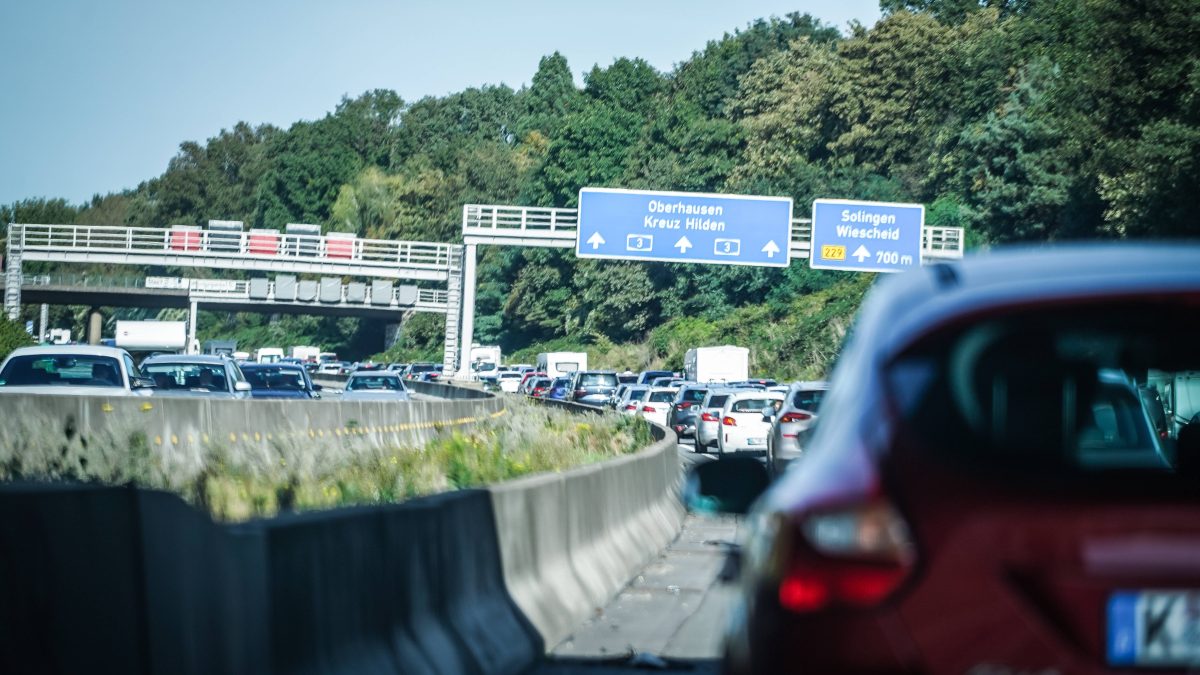 A3 Richtung Oberhausen: Lkw rast in Stau-Ende – Fahrer in Lebensgefahr