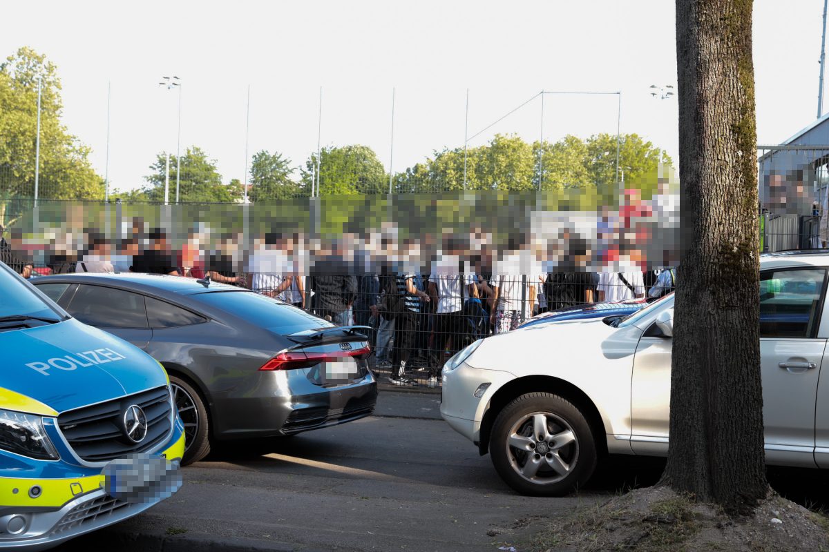 Essen: Massenschlägerei mit 60 Leuten auf Sportplatz – auch Schüsse waren zu hören ++ Video zeigt krasse Szenen