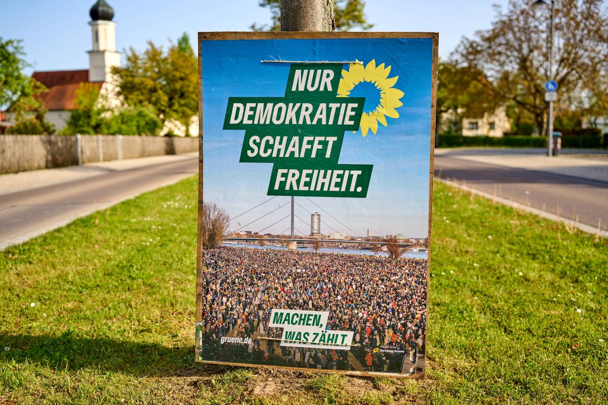 Das Wahlplakat der Grünen für die Europawahl 2024 wurde teils überklebt.