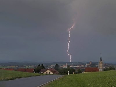 Durch das Unwetter in NRW kam es zu zwei Blitzeinschlägen.