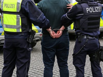 Nach dem Prügel-Tod eines Mannes in NRW stellten sich zwei Tatverdächtige der Polizei. (Symbolfoto)