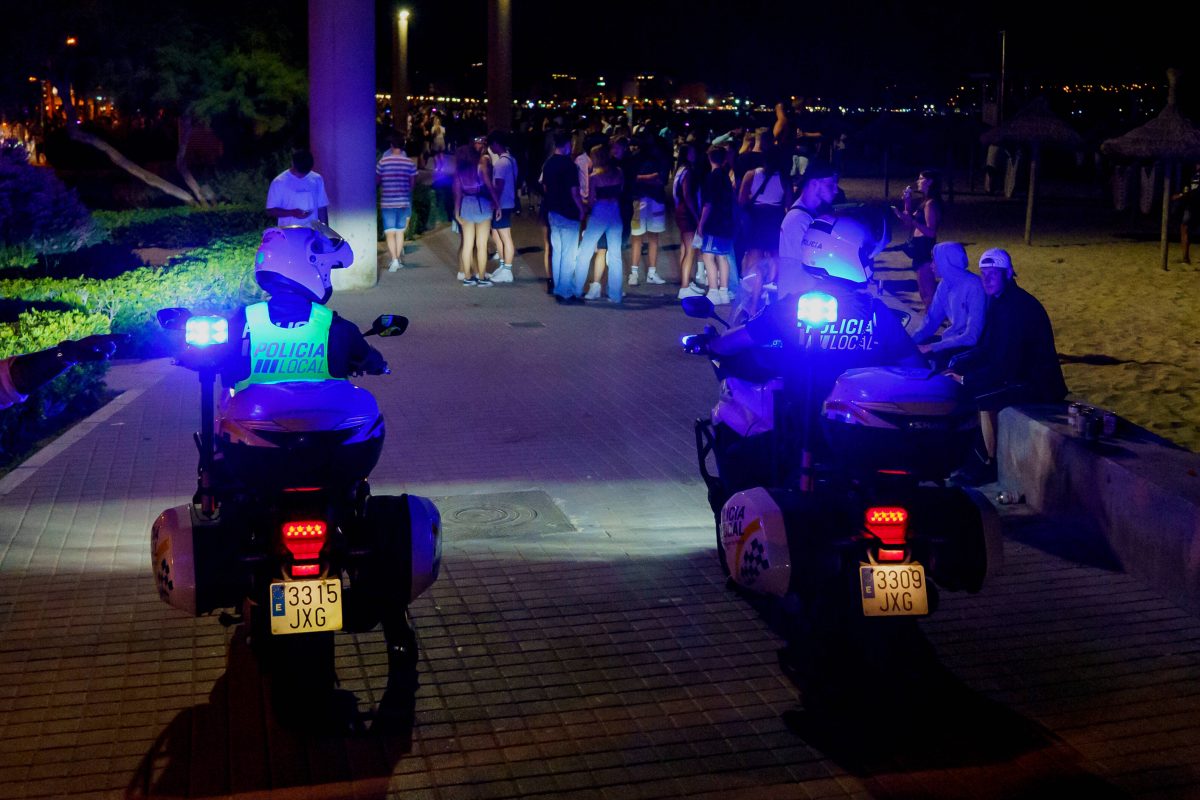Urlaub auf Mallorca: Touristen treffen am Ballermann auf Reisegruppe – dann eskaliert die Situation komplett