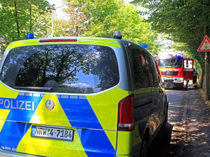 NRW: Feuerwehrmann überfahren ++ Autofahrer dreht weiter durch ++ Mordkommission ermittelt