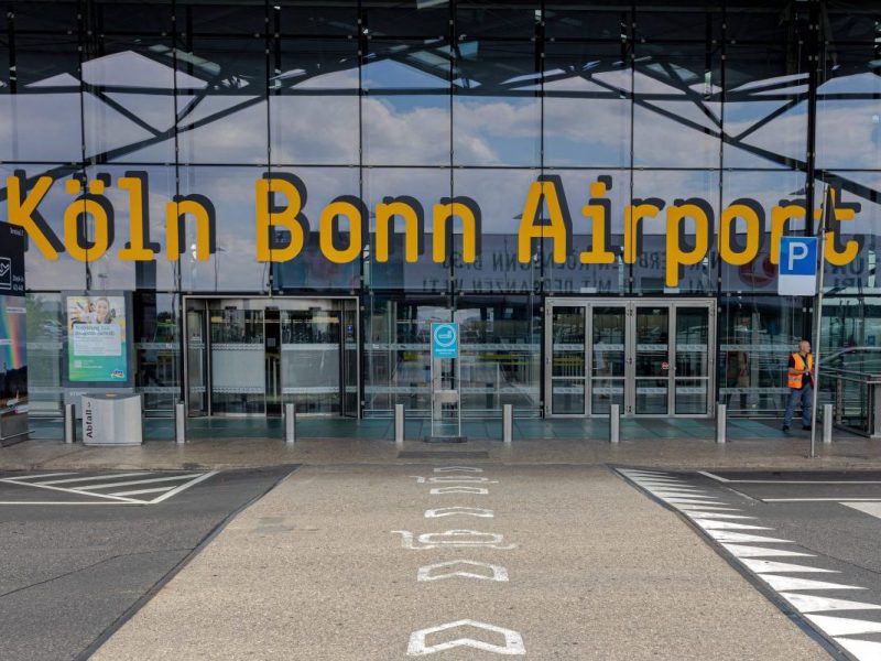 Flughafen Köln/Bonn verkündet Neuerung – aber Passagieren motzen prompt: „Zu viel Ramsch“