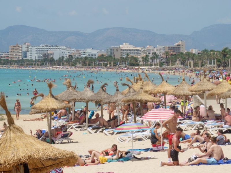 Urlaub auf Mallorca: Vermummte Frauen am Strand – Experten warnen