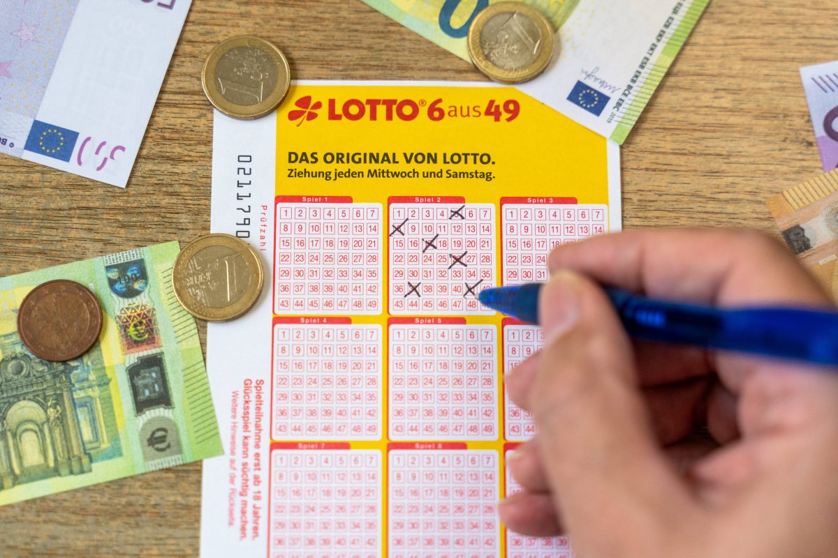 Lotto-Spieler gewinnt Jackpot. Seine Familie bringt ihn um sein Geld.
