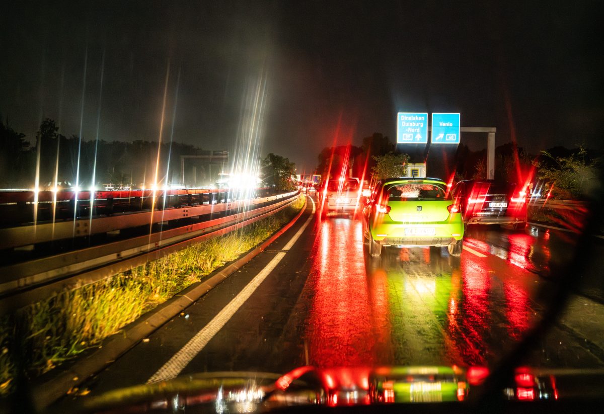 Wetter in NRW: Starkregen überflutet A59 – auch Unterführungen laufen voll