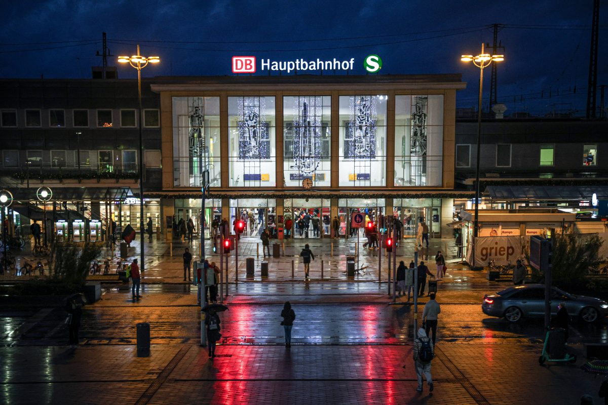 Dortmund: Ärger am Hauptbahnhof wegen riesigem Hakenkreuz-Plakat.