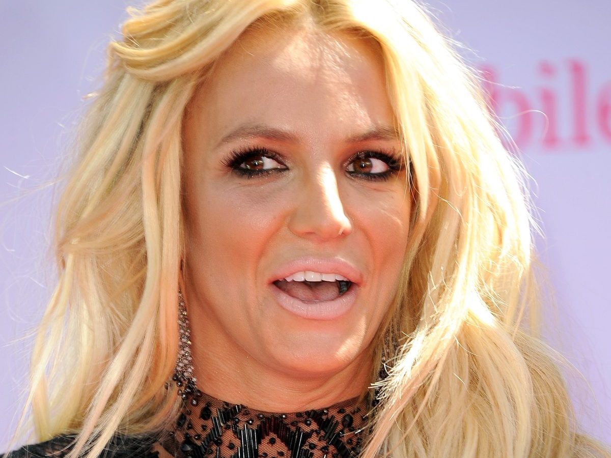Britney Spears ist komplett nackt am Strand.