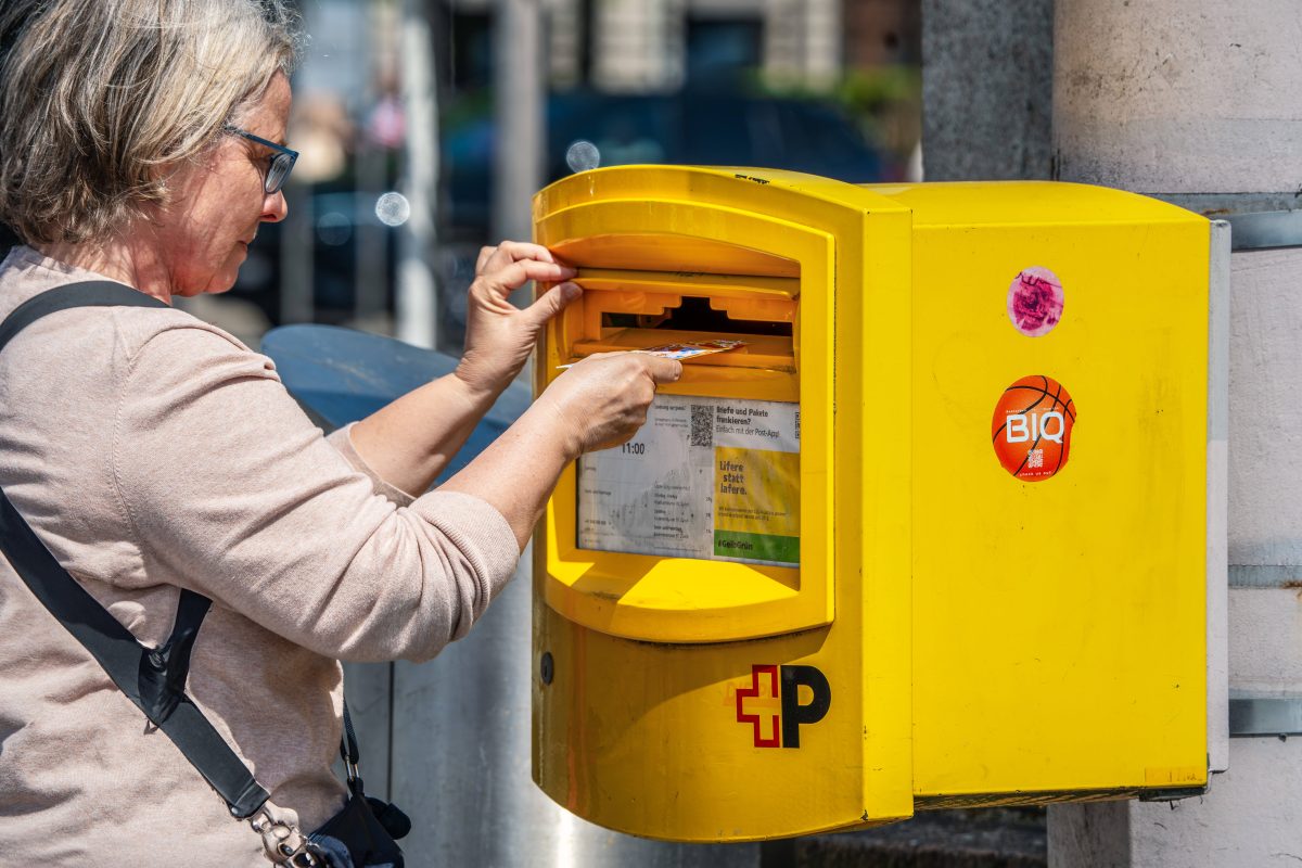 NRW: Frau bekommt Postkarte nach 20 Jahren – und kann nicht glauben, wer der Absender ist