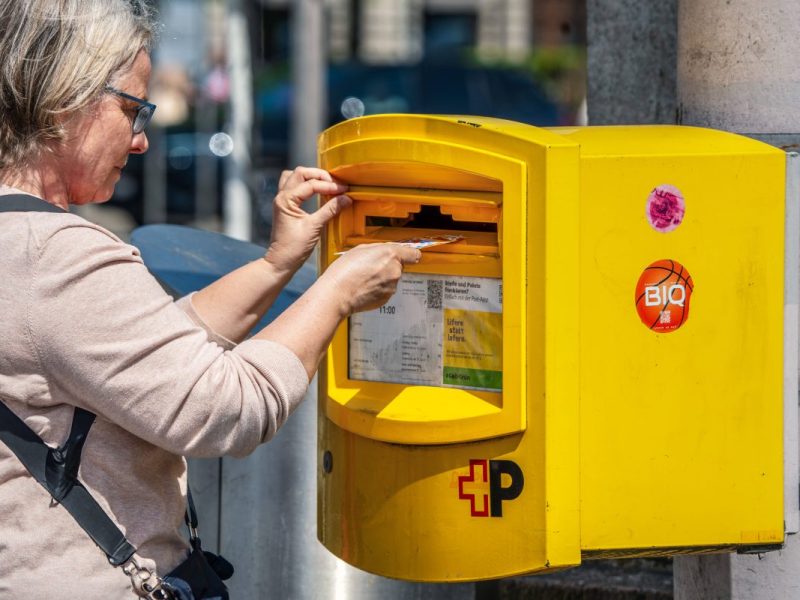 NRW: Frau bekommt Postkarte nach 20 Jahren – und kann nicht glauben, wer der Absender ist
