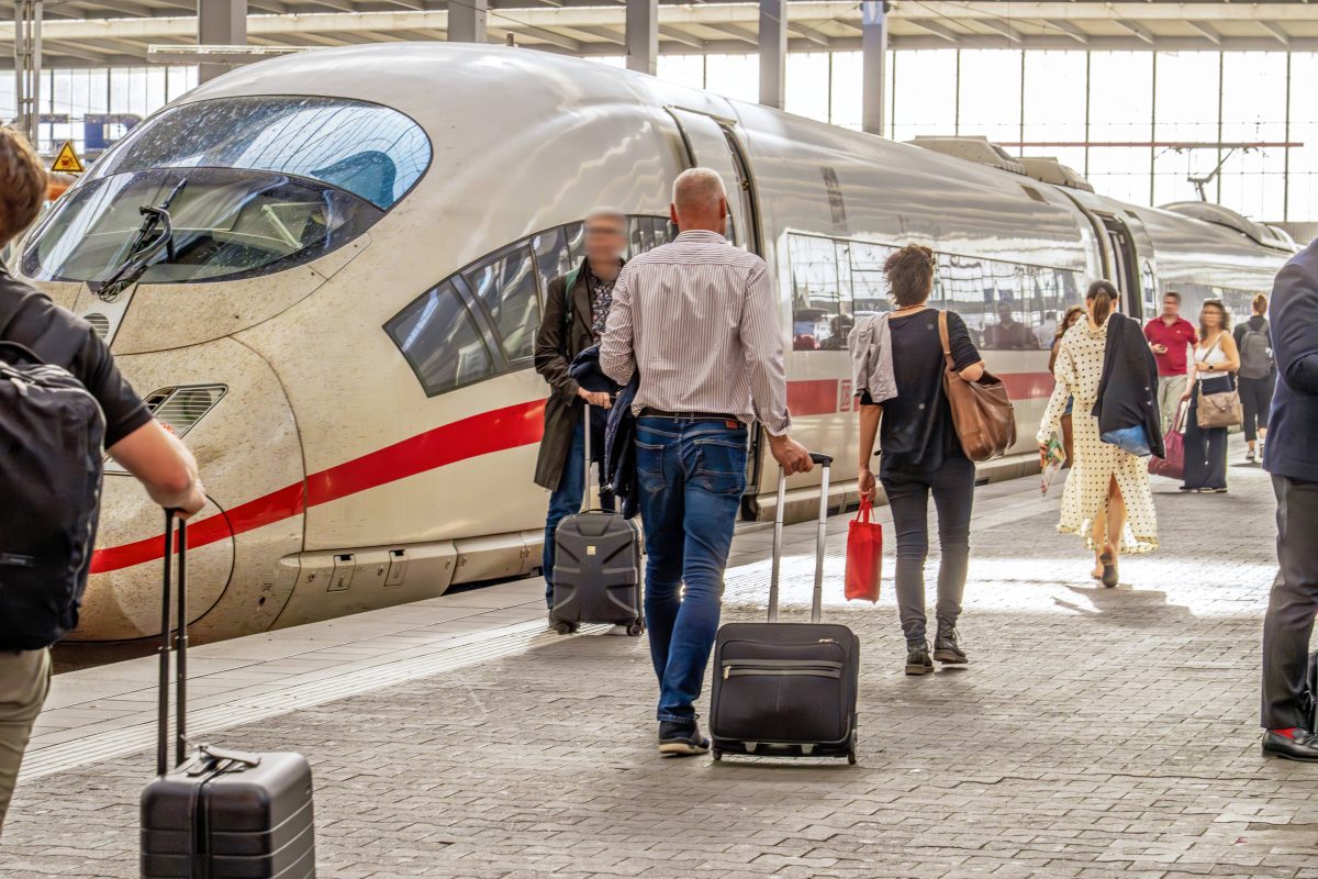 Deutsche Bahn lässt Millionen Kunden im Regen stehen – „Systematisch benachteiligt“
